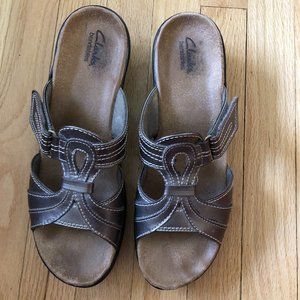 Clarks bendables gold metallic slides size 10